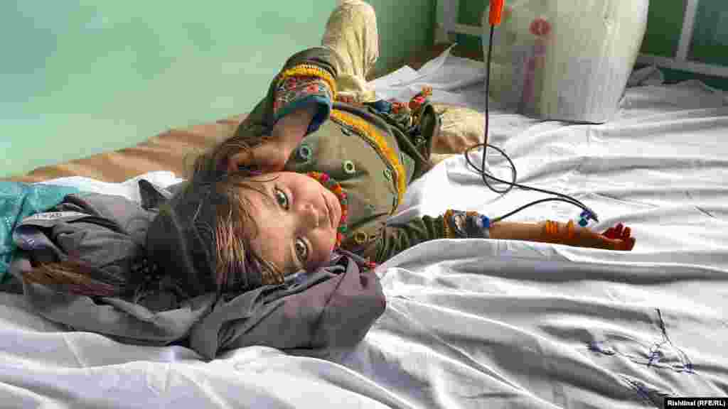 Iýul aýynda Kandaharda talassemiýadan ejir çekýän ýaş çaga. Birleşen Milletler Guramasynyň habaryna görä, edara Owganystana kömek bermek üçin zerur bolan serişdeleriň 5 göteriminden hem az mukdary bilen üpjün edildi we bu, dünýädäki iň uly we iň agyr gumanitar krizise garamazdan, dünýäde iň az maliýeleşdirilen kömek operasiýasy boldy.