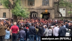 Ցուցարարները Ժուռնալիստների միության շենքի մոտ, 14-ը մայիսի, 2024թ․