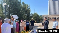 Январь окуялары маалында жакынын жоготкондор Чымкент шаарынын акимчилигинин алдына акцияга чыгышты. 1-август, 2023-жыл.