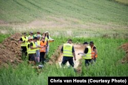 Ветерани, археологи та студенти оглядають траншею у перший день перед початком розкопок