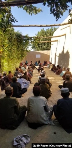 پاسون: چون اقتصاد خانواده ها دراین جا ضعیف است و نمی توانند برای فرزندان شان کتب درسی تهیه کنند بنابرین این مرکز آموزشی نصاب خاصی ندارد