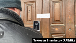 После обыска сотрудники МВД опечатали вход в офис проектов “Айт Айт Десе” и Temirov LIVE.  16 января 2024 года. 