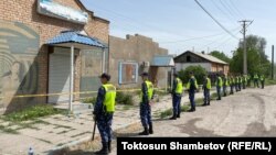 Милиция окуя болгон жерди курчап турат. Дмитриевка айылы. 17-май, 2023-жыл. 