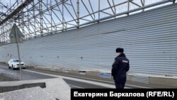 Полицейский патрулирует забор вокруг Охтинского мыса