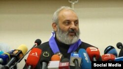 «Տավուշը հանուն հայրենիքի» շարժման առաջնորդ Բագրատ սրբազանը մամուլի ասուլիսի ժամանակ, հունիսի 19, 2024թ.