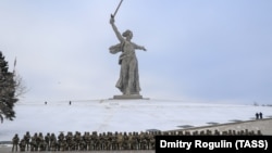 Добровольцы отряда "Сталинград" на Мамаевом кургане перед отправкой на войну против Украины. 2023 год 