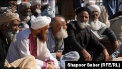 ملا ذکر الله در میان تعدادی از موی سفیدان محل