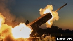 Украин куралдуу күчтөрүнүн "Волки Да Винчи" батальонунун аскерлери орус армиясынын турумдарын аткылап жатат. Луганск облусу. 7-июль, 2023-жыл. 
