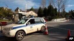 موتر نیروهای پولیس یونان در مسیر جاده یی که عمدتا قاچاقبران از آن عبور و مرور می کنند. 