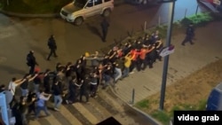 Орусиядагы тажик мигранттарын полиция кармап баратат. Иллюстрациялык сүрөт. Жаңылыкка тиешеси жок. 