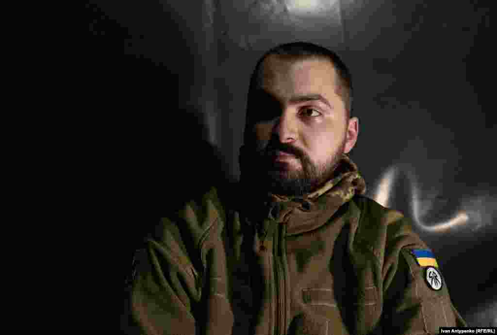 Богдан &ndash;&nbsp;військовослужбовець однієї з бригад морської піхоти, старший навідник, член екіпажу САУ 2С1 &laquo;Гвоздика&raquo;. Хлопець говорить, що основна його мотивація &ndash; не пустити російських військових углиб території України, щоб вони не прийшли до його рідних