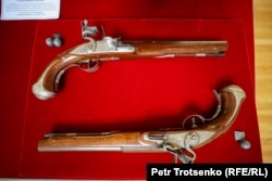 Эти дуэльные пистолеты представляют собой точную копию пистолетов английского оружейного мастера Мэтью Баркера, который жил и работал в XVIII веке