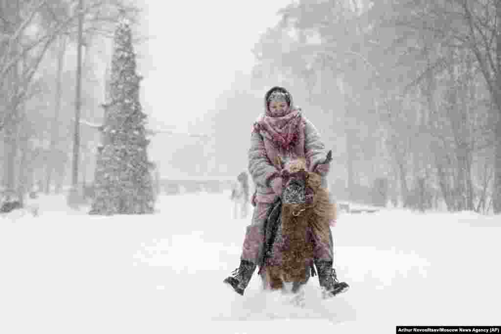 В Москве выпало рекордные 10 см снега. Работа аэропортов была нарушена, дороги закрыты. 3 декабря.