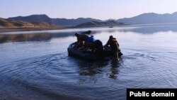 Сууга чөгүп кеткен кишини издөө учурунда тартылган сүрөт.