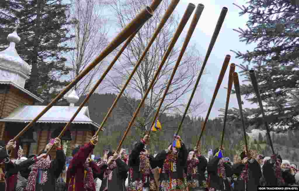 Мужчины во время праздника поднимают трембиты &mdash; разновидность рога, сделанного из дерева. Традиционно колядные песни поют только мужчины. Исполнение может длиться от нескольких минут до четырёх часов. Во время пения они встают в круг вокруг церкви, что символизирует солнце &nbsp;