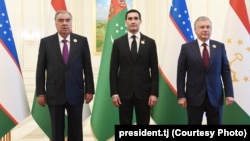 (Çepden saga) Täjigistanyň prezidenti Emomali Rahmon, Türkmenistanyň prezidenti Serdar Berdimuhamedow we Özbegistanyň prezidenti Şawkat Mirziýoýew. Aşgabat. 4-nji awgust