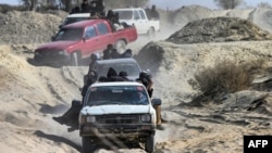 موتر های که مهاجرین افغان را به طور قاچاق به ایران منتقل می کنند