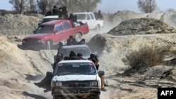 افغان ها با تقبل دشواری های فراوان، تن به مهاجرت می دهند.