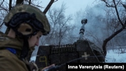 Військовий ЗСУ біля САУ M109A5 на Бахмутському напрямку. 16 січня 2024 року