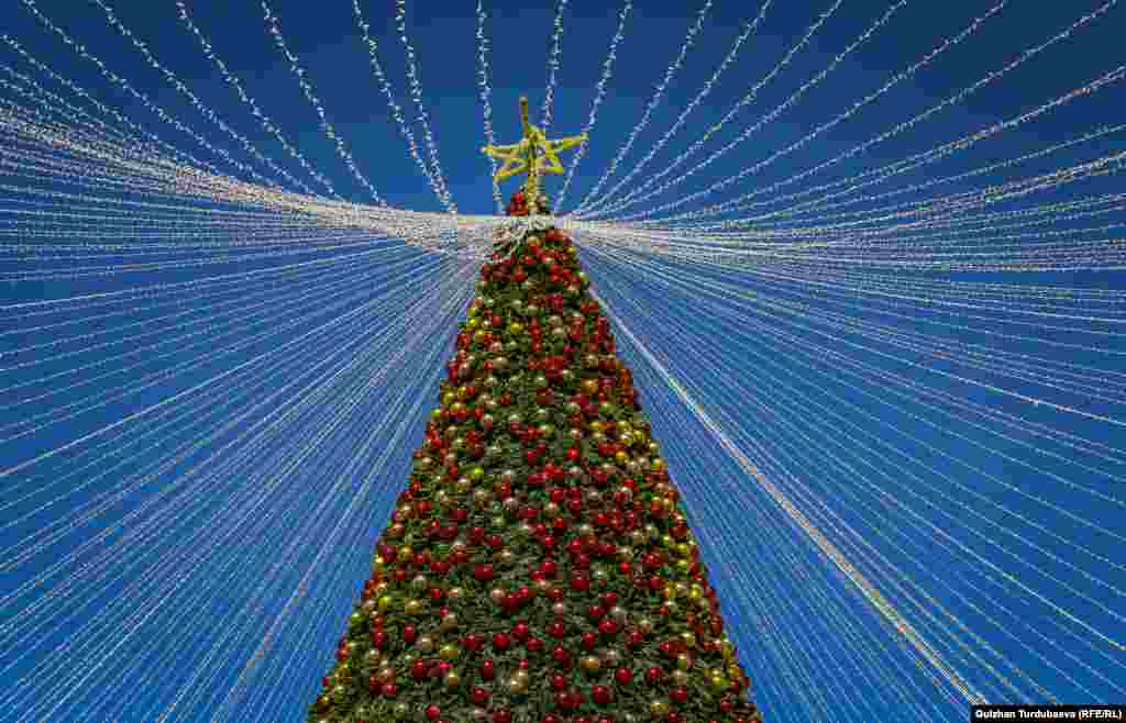 Бишкектин &quot;Ала-Тоо&quot; аянтында жаңы жылдык балаты.&nbsp;