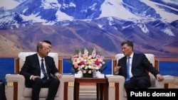 В ходе своего двухдневного визита в Китай премьер-министр Абдулла Арипов встретился с секретарем парткома КПК Синьцзян-Уйгурского автономного района КНР Ма Синжуем.  О крупных сделках с момента визита не сообщалось. Кашгар, Китай, 1 марта 2024 года.