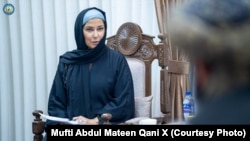 رافائلا یودیچی شارژدافیر اتحادیه اروپا برای افغانستان حین ملاقات با سراج الدین حقانی سرپرست وزارت داخله حکومت طالبان در کابل