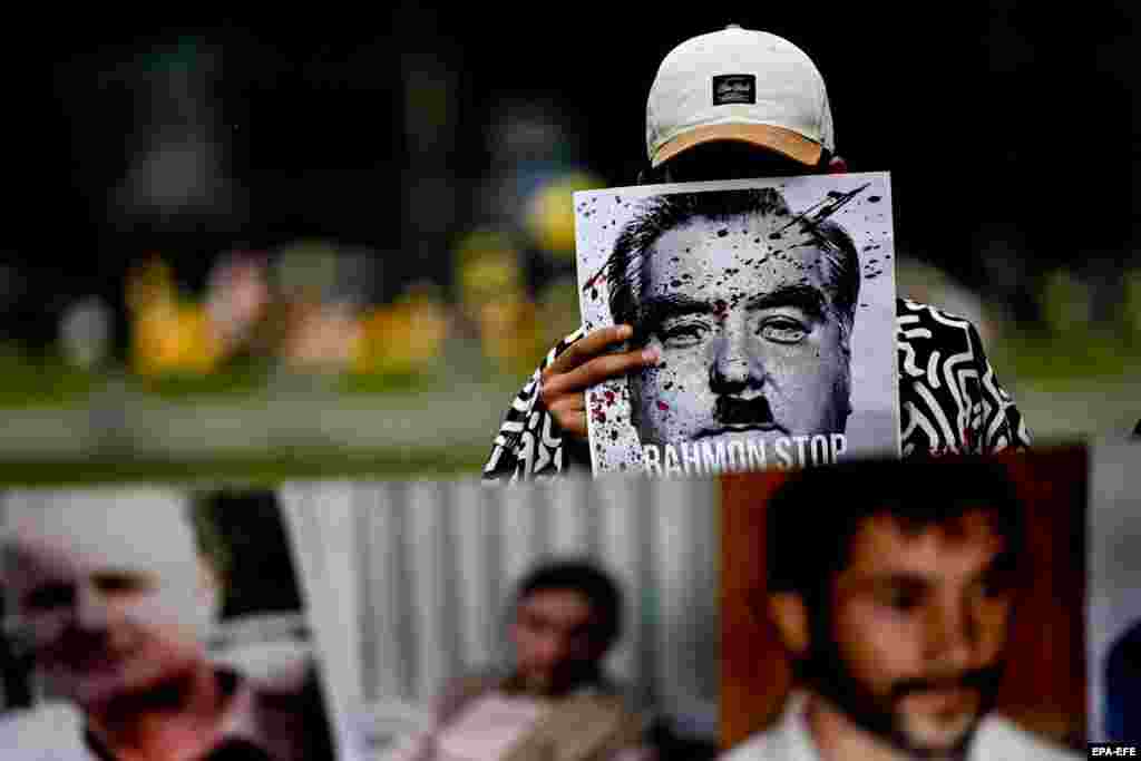 Germaniýanyň kansleri Merkezi Aziýanyň bäş ýurdunyň ýolbaşçylary bilen Berlinde sentýabr aýynda geçiren duşuşygyndan öň bir adam&nbsp;&ldquo;Rahmon Stop&quot; atly şygary göterip, Täjigistan Respublikasynyň prezidenti Emomali Rahmona protest bildirýär. Germaniýa,&nbsp;29-njy sentýabr, 2023. Gazagystanyň, Gyrgyzystanyň, Täjigistanyň, Türkmenistanyň we Özbegistanyň prezidentleri Germaniýanyň kansleriniň çakylygy boýunça Berline bardylar. (EPA-EFE / Filip Singer)