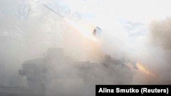 Українські військові ведуть вогонь на Донеччині, 4 лютого 2024 року