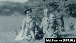 Заки Валиди с семьей в Турции