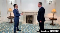 Дэвид Кэмерон "Азаттыкка" эксклюзивдүү интервью берип жатат, Бишкек, 22-апрель, 2024-жыл