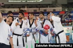 مدال آوران افغانستان که خبرنگار بخش ورزشی رادیو آزادی ذبیح الله شهزاد با آنان عکس سلفی میگیرد