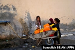 کودکان زیادی هر روز ساعت های طولانی را برای دریافت آب آشامیدنی سپری می کنند