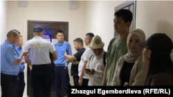 Кемпир-Абад иши боюнча сот ишине келгендер. Биринчи май райондук соту, Бишкек. 22-июнь, 2023-жыл.