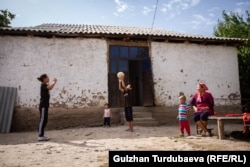 Арууке иниси менен топ ойноп жатат.