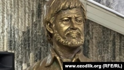 Рауф Парфи ҳайкали шоирнинг 80 йиллиги арафасида унинг мухлислари йиққан пул ва YUZUK нодавлат ташкилотчилиги асосида яратилди.