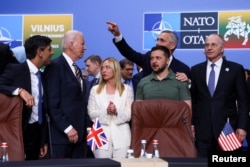 Президент України Володимир Зеленський, прем’єр-міністр Великобританії Ріші Сунак, президент США Джо Байден, прем’єр-міністр Італії Джорджія Мелоні та генеральний секретар НАТО Єнс Столтенберг на засіданні Ради Україна-НАТО під час саміту лідерів НАТО у Вільнюсі, липень 2023 року