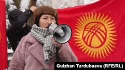 Канышай Мамыркулова мамлекеттик тууну өзгөртүүгө каршы акцияда. Бишкек. 10-декабрь, 2023-жыл.