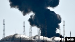 Дим від спалаху в резервуарі з нафтопродуктами у Краснодарському краї РФ. Фото архівне 