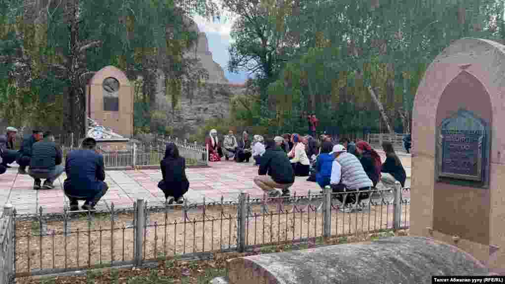 Токтогулдун сөөгү айылдагы Узун-Акмат суусунун жээгинде коюлган. Бул жерде Токтогул акындын жакындары, шакирти Коргоол Досу уулунун да сөөгү жатат.