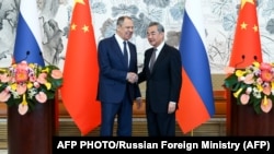 Міністр закордонних справ Росії Сергій Лавров під час зустрічі зі своїм китайським колегою Ван Ї. Пекін, 8 квітня 2024 року