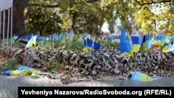 До інциденту на локації було понад 16 портретів загиблих бійців і більше 200 прапорців пам’яті