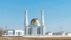 Diňle: Adamlar Berdimuhamedowyň Azerbaýjana metjit 'sowgat etmeginden' nägile