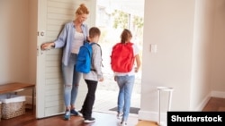 Балалар мәктәпкә китте (Дети ушли в школу)