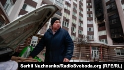 2022-nji ýylyň 1-nji martynda, Buçanyň belli bölegi ýanan jaýynyň howlusyndaky bir ýaşaýjy.