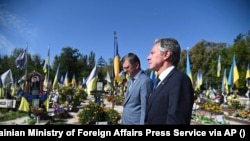 ABŞ-nyň döwlet sekretary Antoni Blinken Kiýewe gelip, ýurt goragynda wepat bolan ukrain goragçylarynyň hatyrasyna Kiýew gonamçylygynda gül dessesini goýdy.