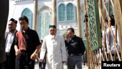 Үрүмчү, мечиттен чыгып келе жаткан уйгурлар. 2004-жылдын 12-сентябры.