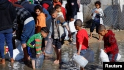 شماری از بیجا شده های فلسطینی در شهر رفح