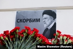 Иранның Мәскәүдәге илчелеге бинасы янында чәчәкләр