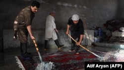 یکی از قالین شویی ها در کابل 