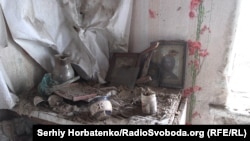 Ікони в одному із розбитих будинків Ямполя